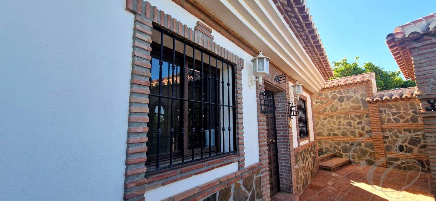 5 soveværelse Finca/Landehus til salg i Velez-Malaga med swimmingpool - € 695.000 (Ref: 8560439)