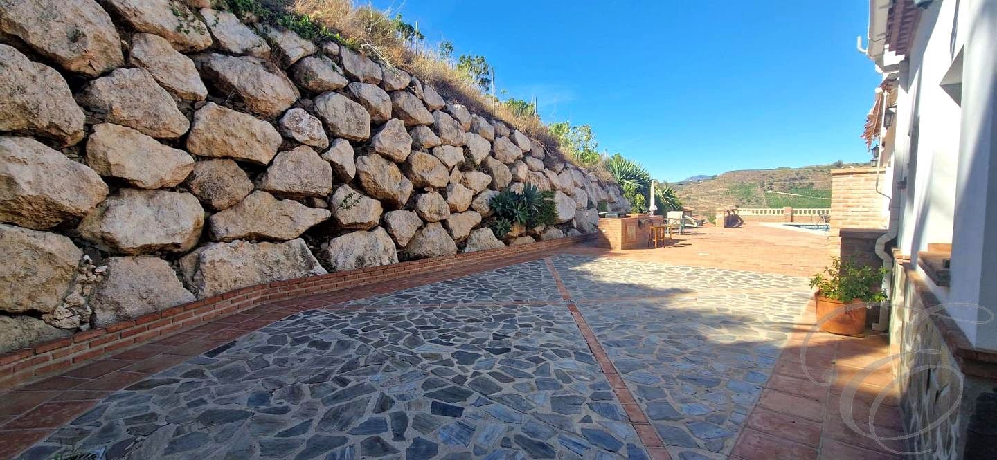 5 soveværelse Finca/Landehus til salg i Velez-Malaga med swimmingpool - € 695.000 (Ref: 8560439)