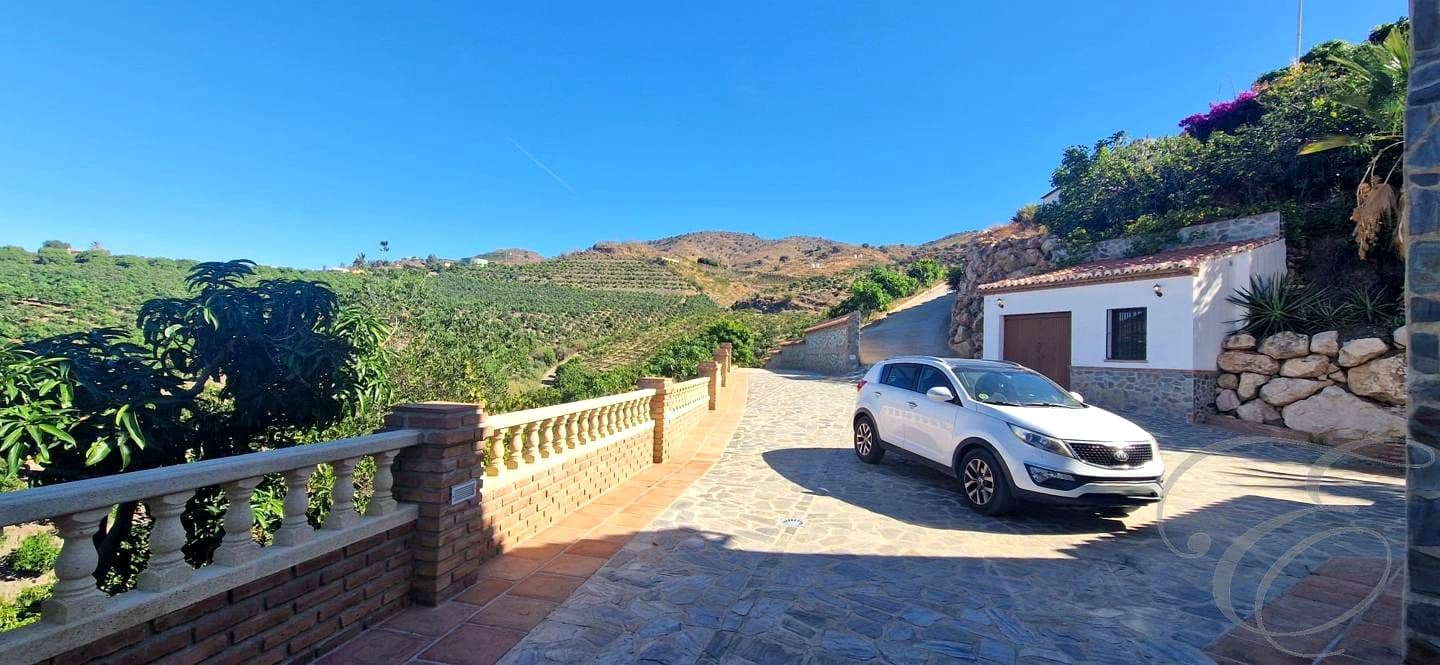 5 soveværelse Finca/Landehus til salg i Velez-Malaga med swimmingpool - € 695.000 (Ref: 8560439)