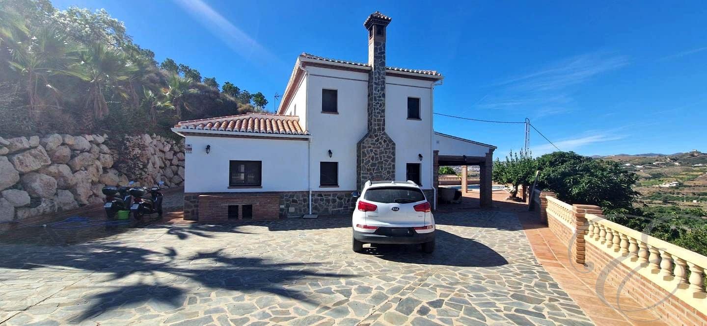 5 soveværelse Finca/Landehus til salg i Velez-Malaga med swimmingpool - € 695.000 (Ref: 8560439)