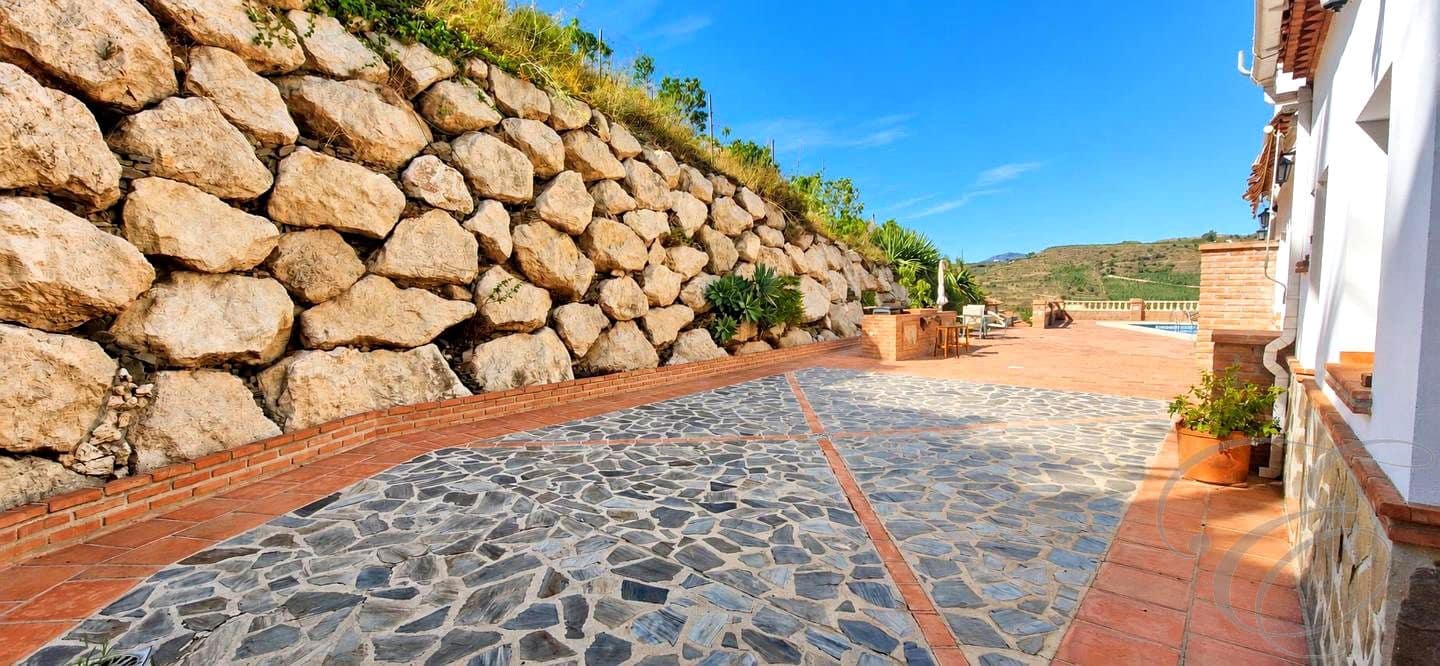 5 sypialnia Finka/Dom wiejski na sprzedaż w Velez-Malaga z basenem garażem - 695 000 € (Ref: 8560439)