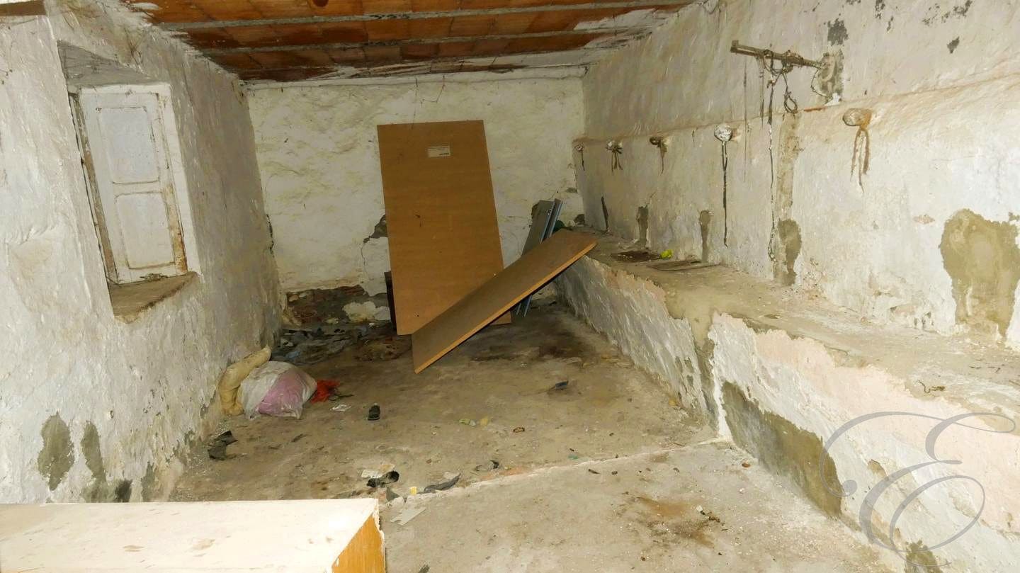 6 bedroom Villa for sale in Riogordo with garage - € 170,000 (Ref: 8583366)