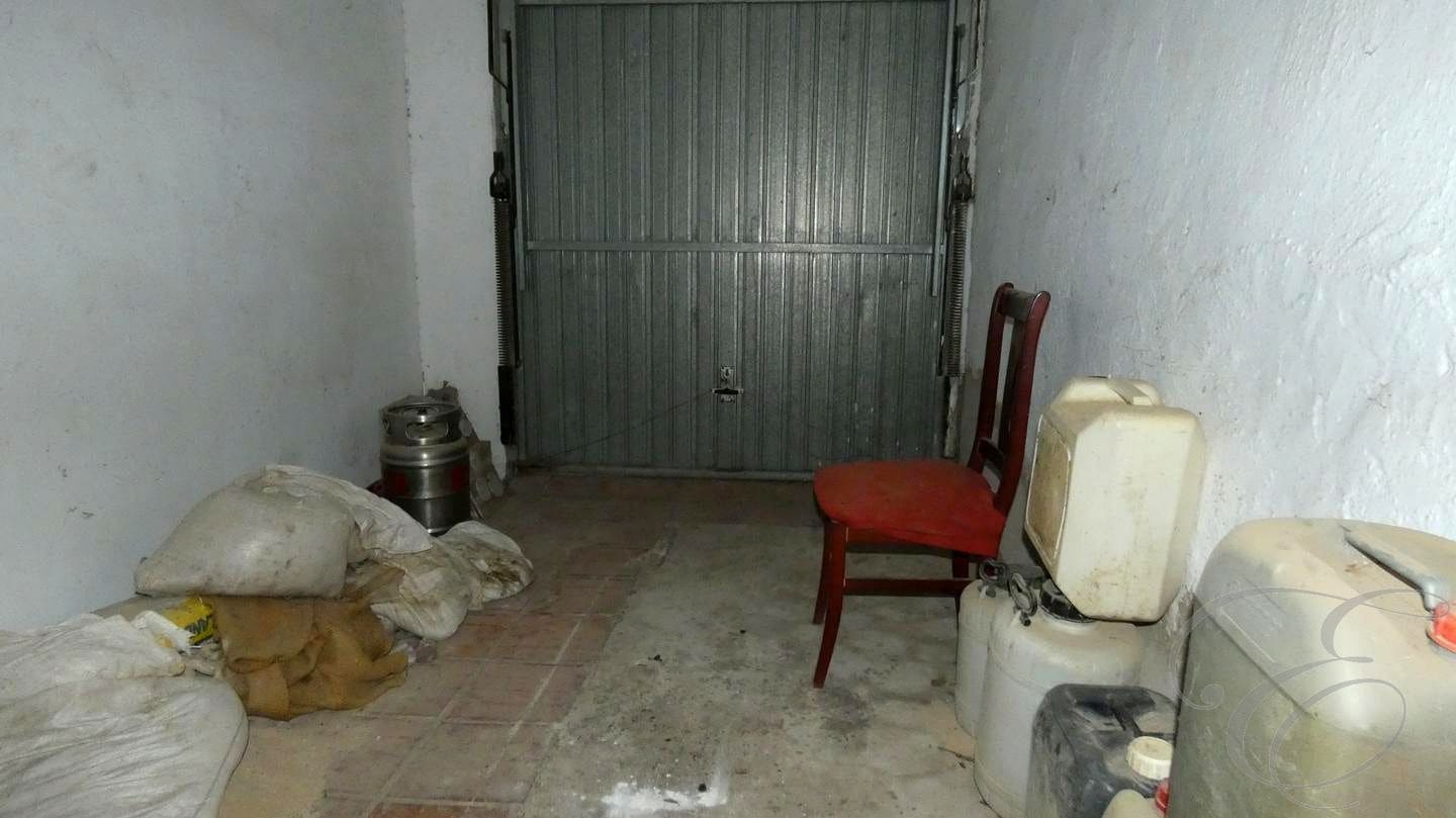 6 bedroom Villa for sale in Riogordo with garage - € 170,000 (Ref: 8583366)