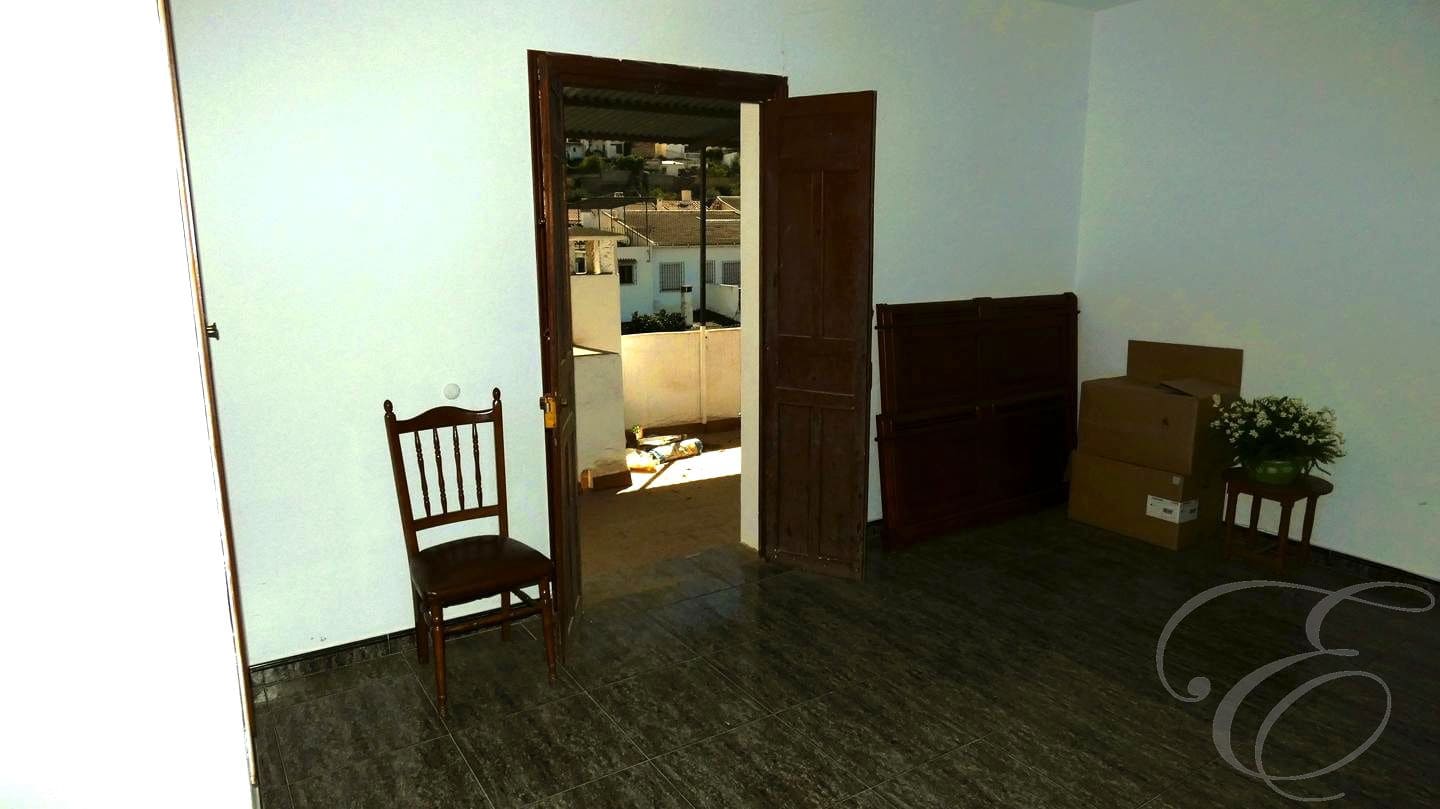 6 bedroom Villa for sale in Riogordo with garage - € 170,000 (Ref: 8583366)