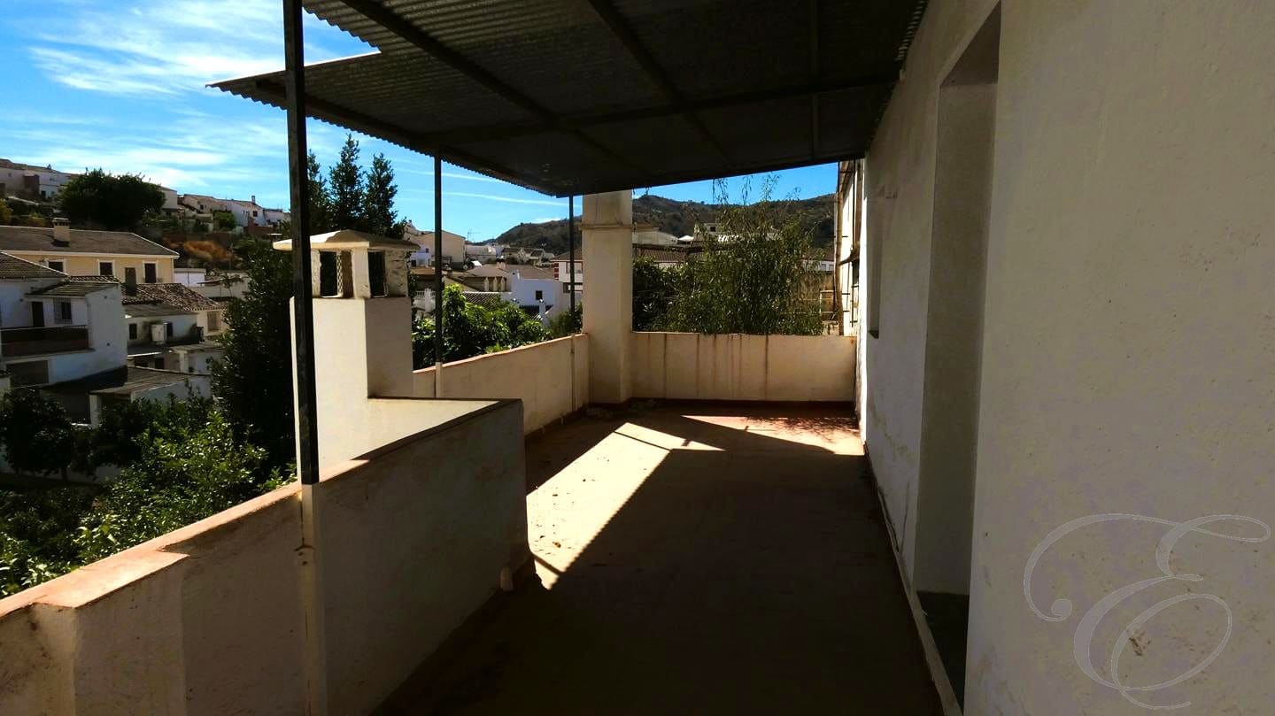 6 bedroom Villa for sale in Riogordo with garage - € 170,000 (Ref: 8583366)