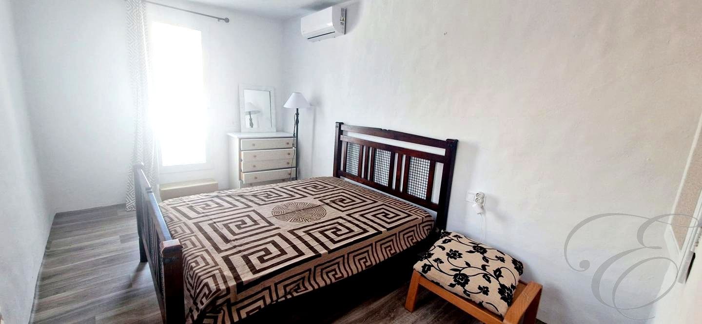 3 bedroom Villa for sale in Velez-Malaga - € 165,000 (Ref: 8596513)