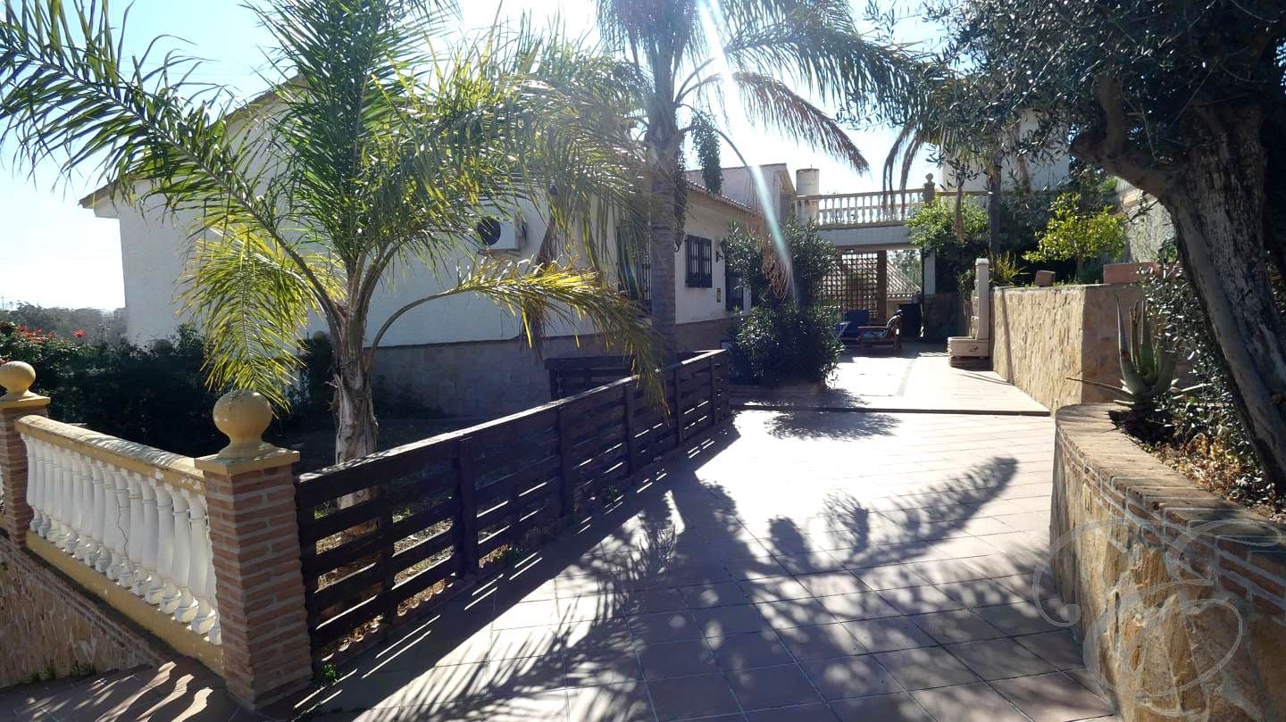 4 soveværelse Villa til salg i Almayate med swimmingpool garage - € 1.300.000 (Ref: 8850164)