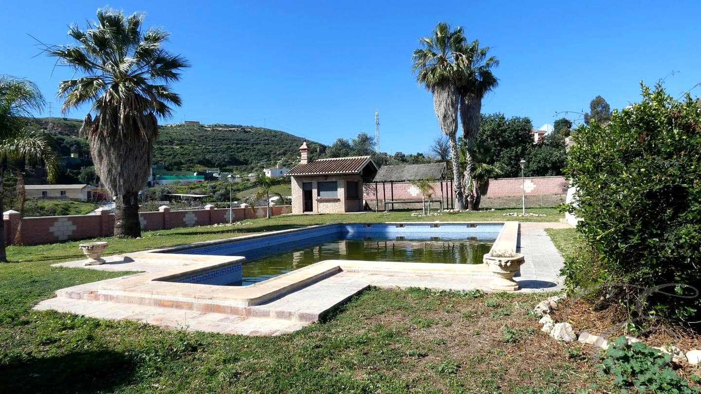 4 soveværelse Villa til salg i Almayate med swimmingpool garage - € 1.300.000 (Ref: 8850164)