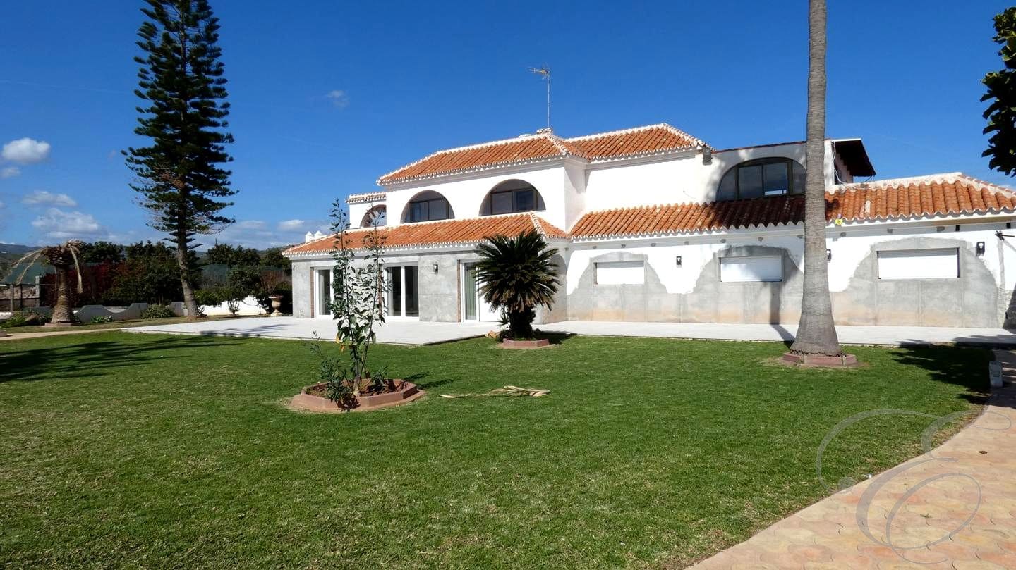 7 soveværelse Finca/Landehus til salg i Almayate med swimmingpool garage - € 1.599.000 (Ref: 8852302)