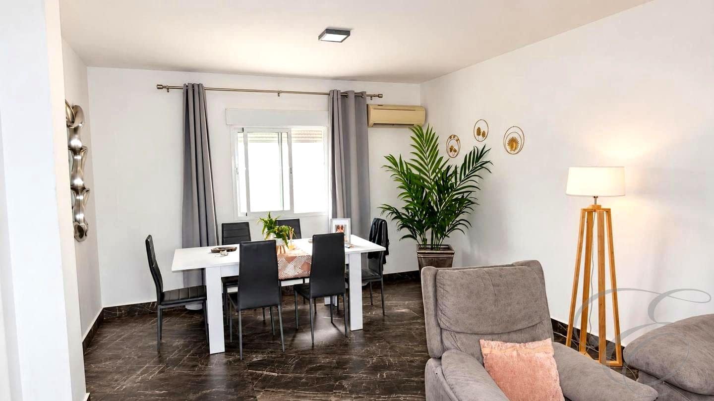 Chalet de 4 habitaciones en Villanueva de la Concepcion en venta con garaje - 329.500 € (Ref: 8863452)