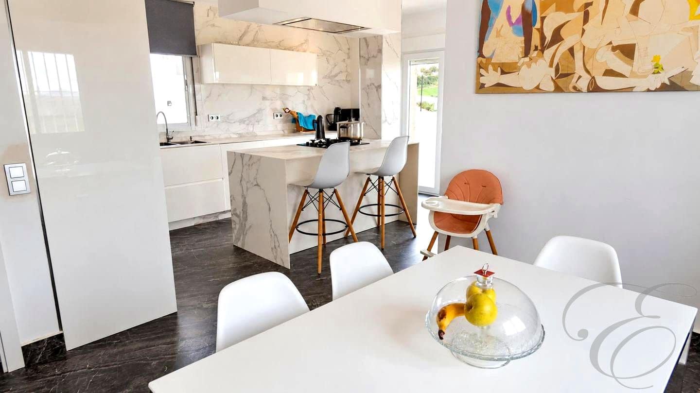 Chalet de 4 habitaciones en Villanueva de la Concepcion en venta con garaje - 329.500 € (Ref: 8863452)