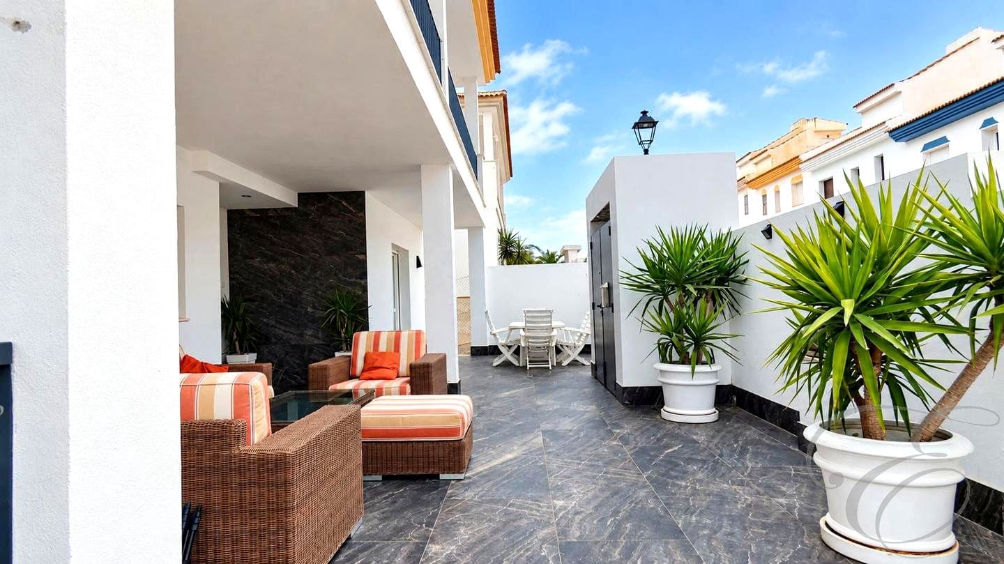 Chalet de 4 habitaciones en Villanueva de la Concepcion en venta con garaje - 329.500 € (Ref: 8863452)