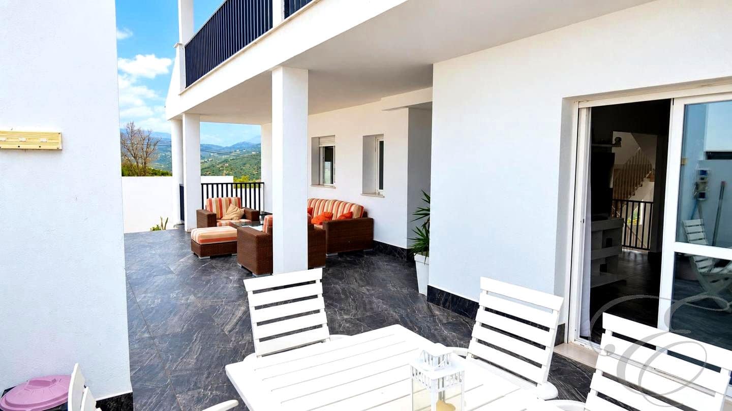 Chalet de 4 habitaciones en Villanueva de la Concepcion en venta con garaje - 329.500 € (Ref: 8863452)