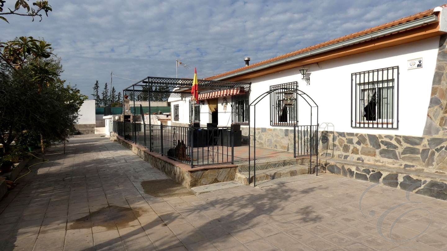 3 sypialnia Willa na sprzedaż w Moraleda de Zafayona z basenem garażem - 212 000 € (Ref: 8893838)