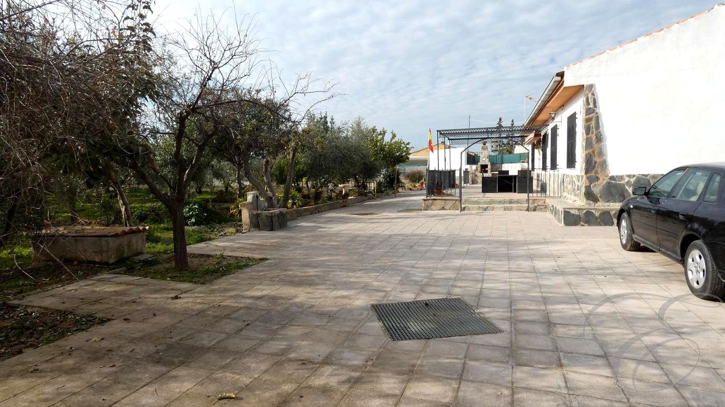 3 sypialnia Willa na sprzedaż w Moraleda de Zafayona z basenem garażem - 212 000 € (Ref: 8893838)