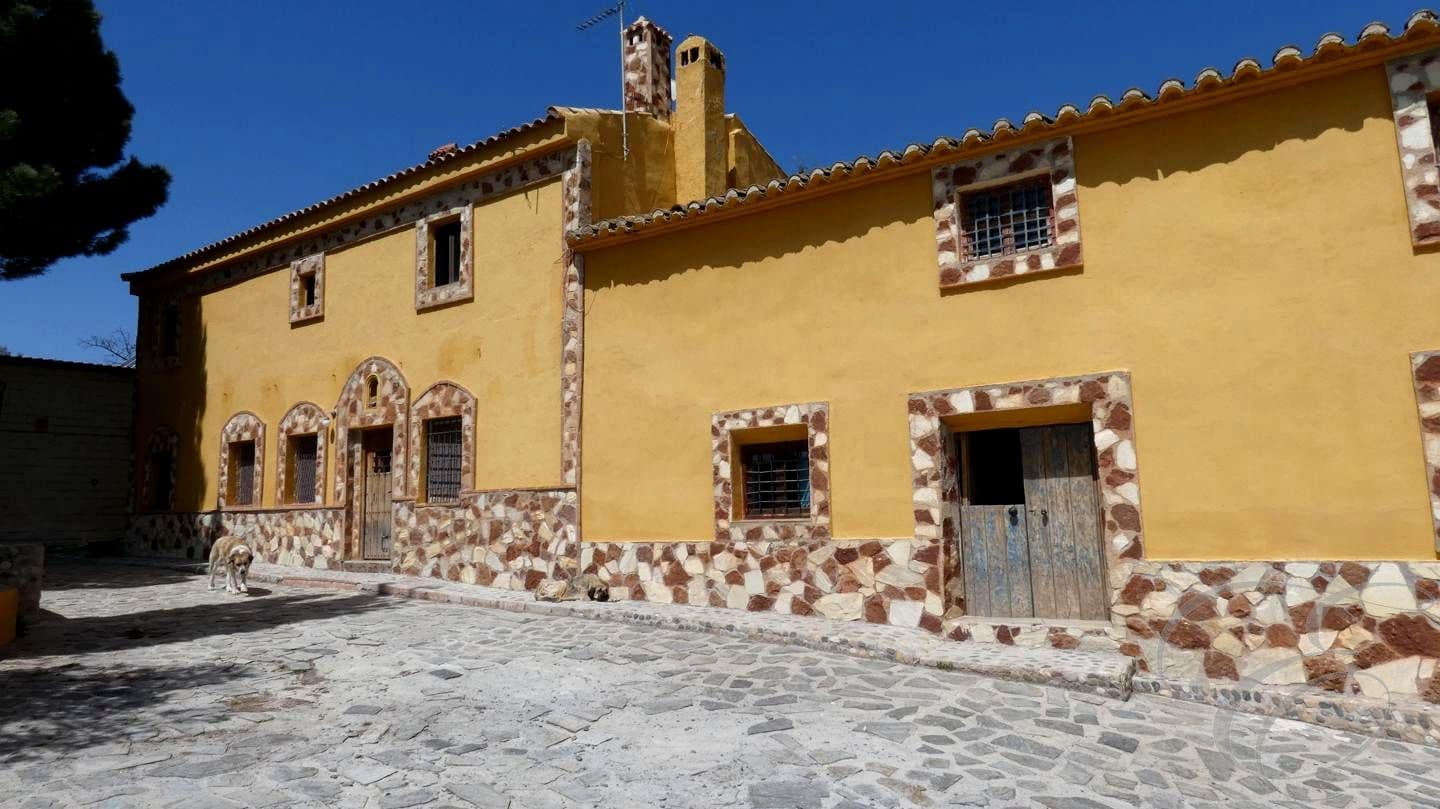 6 soveværelse Finca/Landehus til salg i Baza med swimmingpool - € 395.000 (Ref: 8931550)