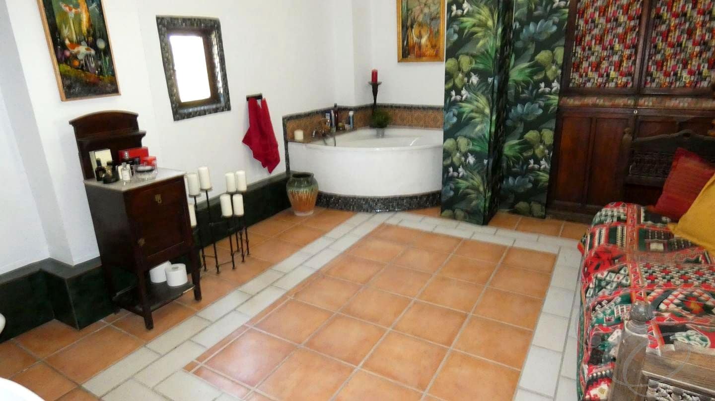 6 soveværelse Finca/Landehus til salg i Baza med swimmingpool - € 395.000 (Ref: 8931550)