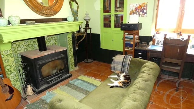 6 soveværelse Finca/Landehus til salg i Baza med swimmingpool - € 395.000 (Ref: 8931550)