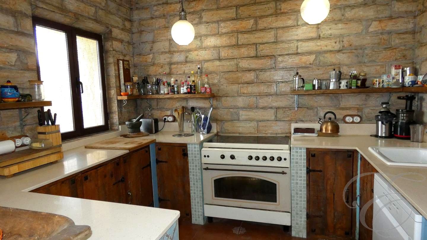 6 soveværelse Finca/Landehus til salg i Baza med swimmingpool - € 395.000 (Ref: 8931550)