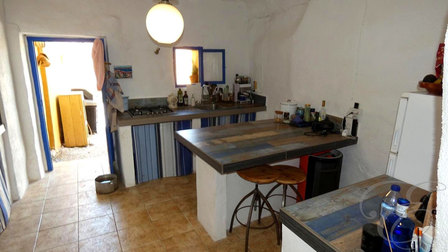 6 soveværelse Finca/Landehus til salg i Baza med swimmingpool - € 395.000 (Ref: 8931550)