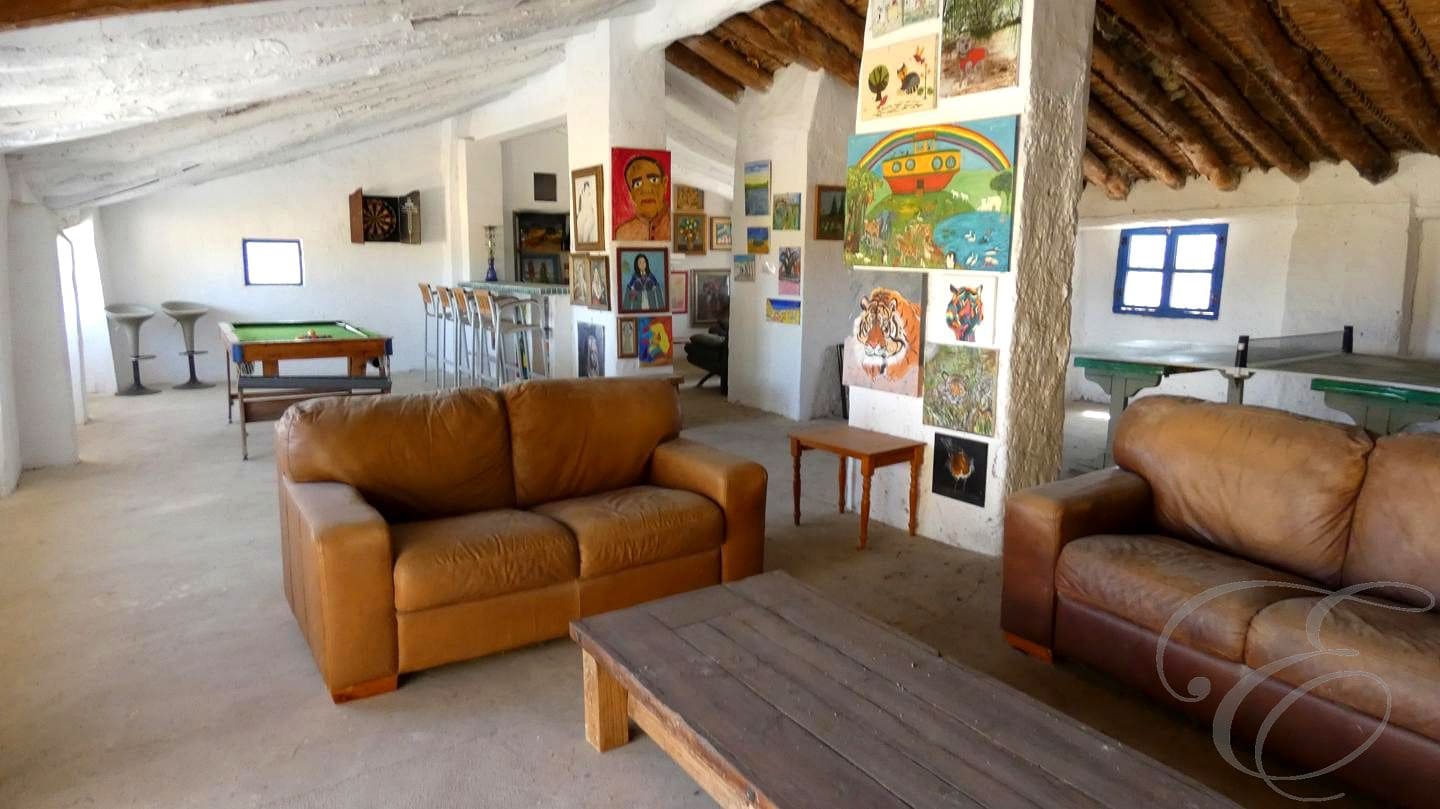 6 soveværelse Finca/Landehus til salg i Baza med swimmingpool - € 395.000 (Ref: 8931550)