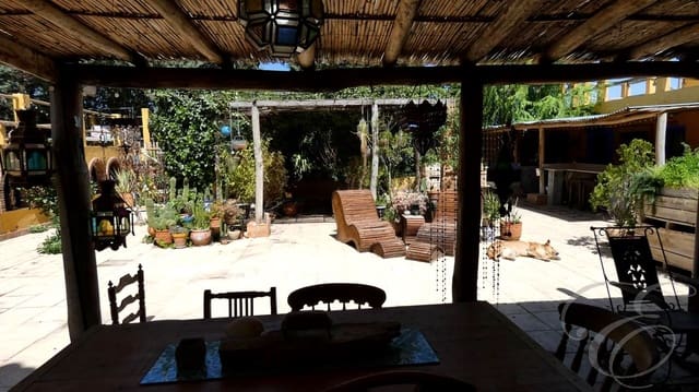 6 soveværelse Finca/Landehus til salg i Baza med swimmingpool - € 395.000 (Ref: 8931550)