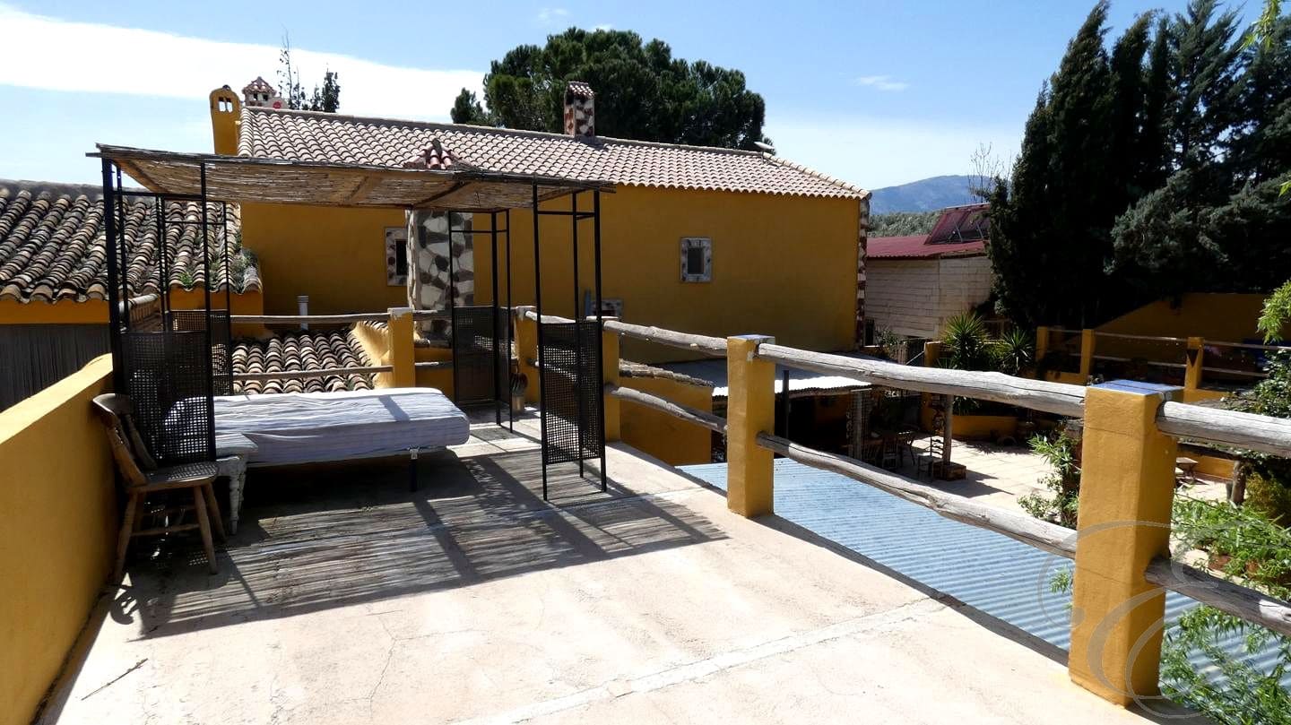 6 soveværelse Finca/Landehus til salg i Baza med swimmingpool - € 395.000 (Ref: 8931550)