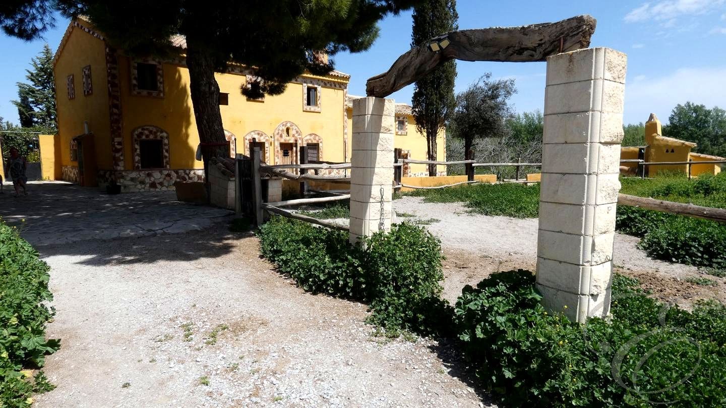 6 soveværelse Finca/Landehus til salg i Baza med swimmingpool - € 395.000 (Ref: 8931550)