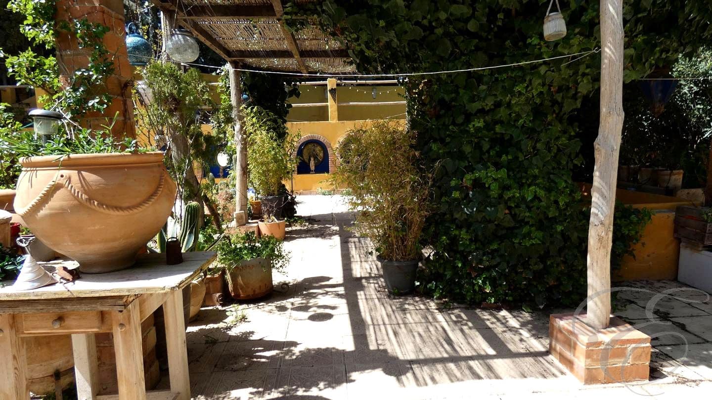 6 soveværelse Finca/Landehus til salg i Baza med swimmingpool - € 395.000 (Ref: 8931550)