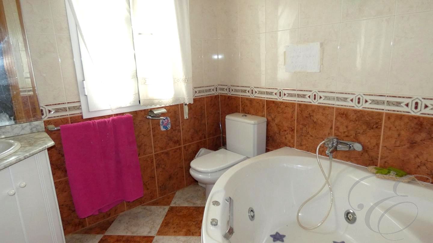 4 soveværelse Villa til salg i Baza med swimmingpool garage - € 255.000 (Ref: 8934530)