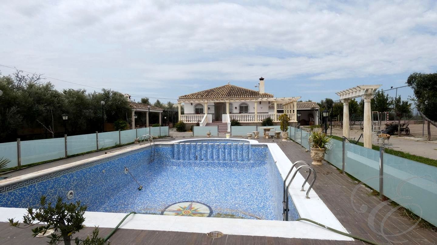 4 soveværelse Villa til salg i Baza med swimmingpool garage - € 255.000 (Ref: 8934530)