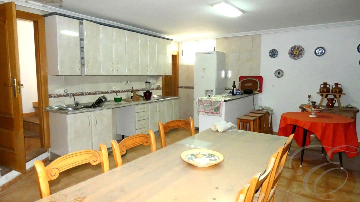 4 soveværelse Villa til salg i Baza med swimmingpool garage - € 255.000 (Ref: 8934530)