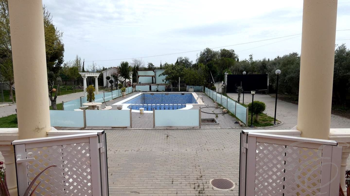 4 soveværelse Villa til salg i Baza med swimmingpool garage - € 255.000 (Ref: 8934530)