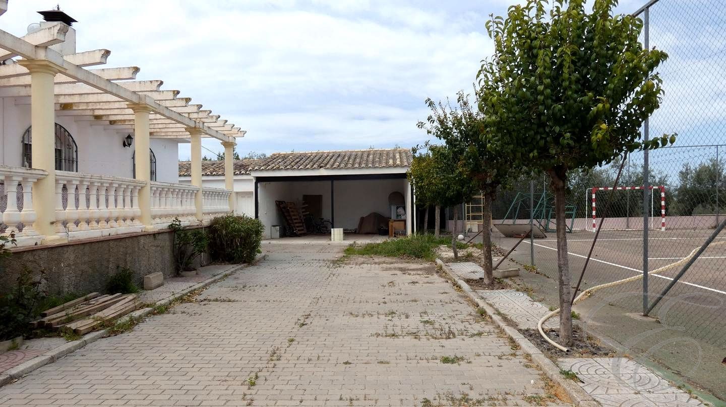 4 soveværelse Villa til salg i Baza med swimmingpool garage - € 255.000 (Ref: 8934530)