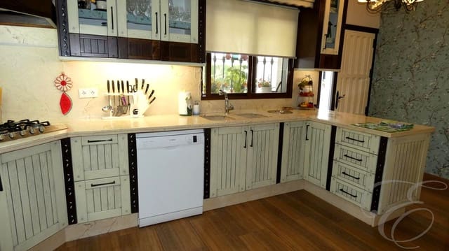 3 soveværelse Villa til salg i Priego de Córdoba med swimmingpool garage - € 390.000 (Ref: 8973822)