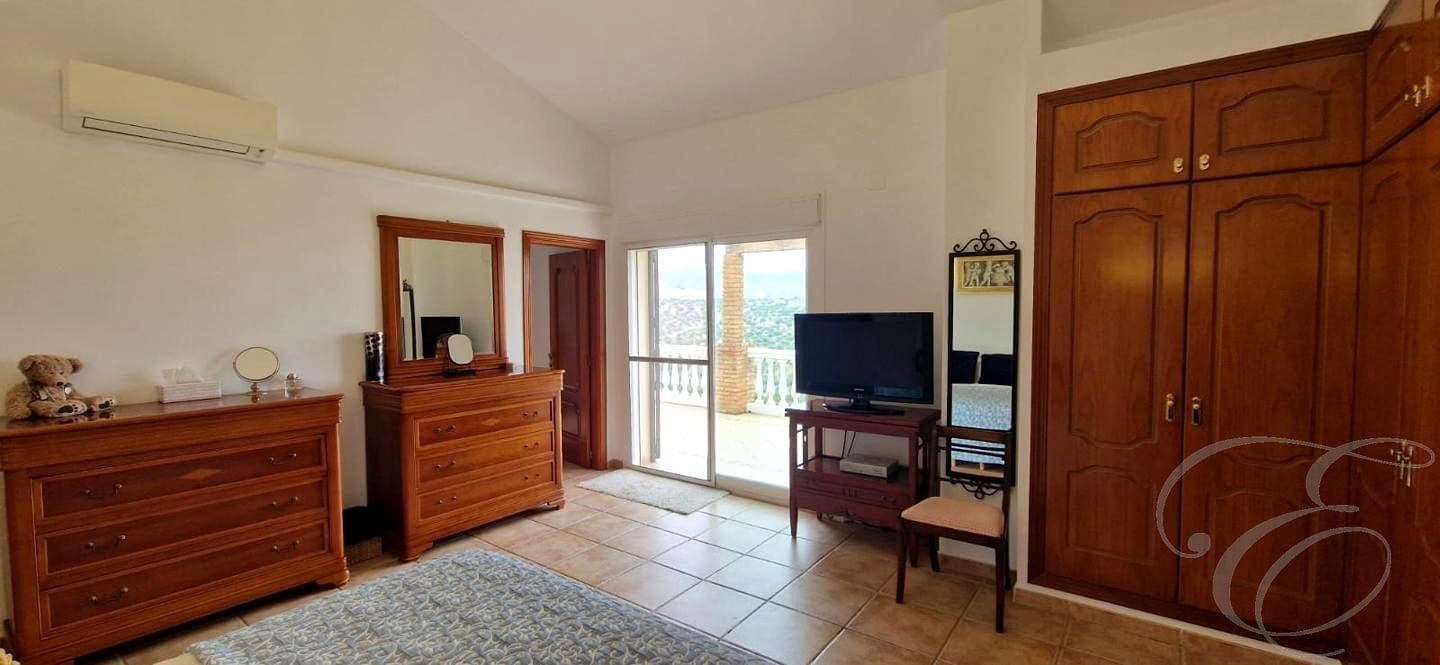 4 sypialnia Willa na sprzedaż w Vinuela z basenem garażem - 759 000 € (Ref: 9046257)