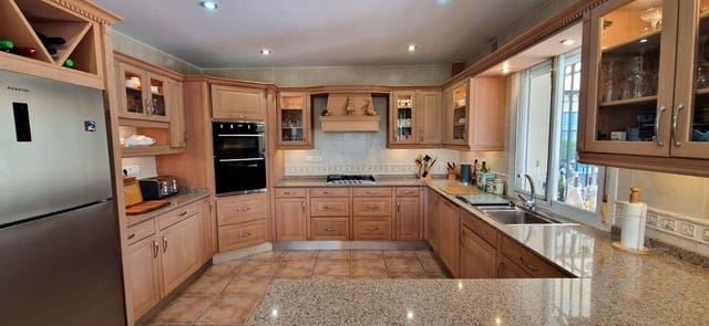 4 slaapkamer Villa te koop in Viñuela met zwembad garage - € 759.000 (Ref: 9046257)