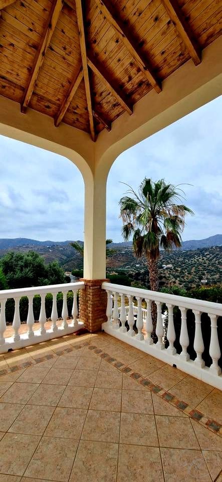 4 sypialnia Willa na sprzedaż w Vinuela z basenem garażem - 759 000 € (Ref: 9046257)