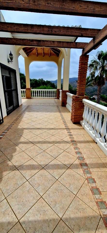 4 sypialnia Willa na sprzedaż w Vinuela z basenem garażem - 759 000 € (Ref: 9046257)