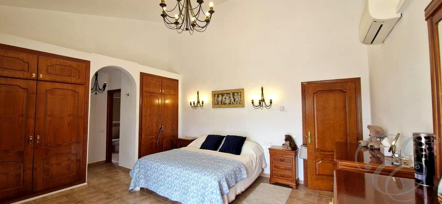 4 sypialnia Willa na sprzedaż w Vinuela z basenem garażem - 759 000 € (Ref: 9046257)