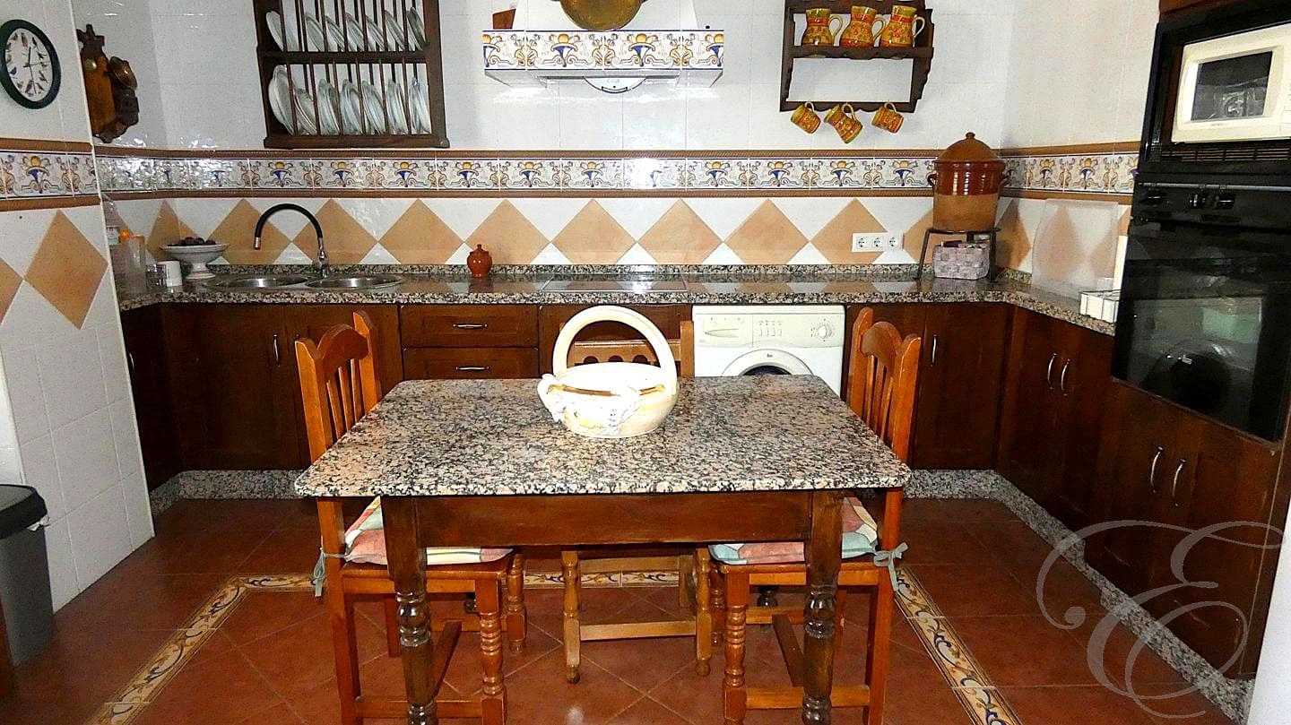 12 soveværelse Finca/Landehus til salg i Montilla med swimmingpool garage - € 1.500.000 (Ref: 9113461)