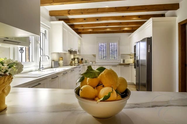 Chalet de 4 habitaciones en Canillas de Albaida en venta con piscina garaje - 1.200.000 € (Ref: 9238735)