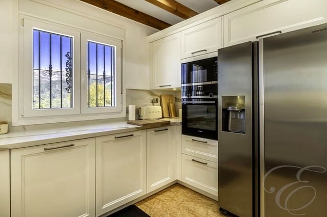 Chalet de 4 habitaciones en Canillas de Albaida en venta con piscina garaje - 1.200.000 € (Ref: 9238735)