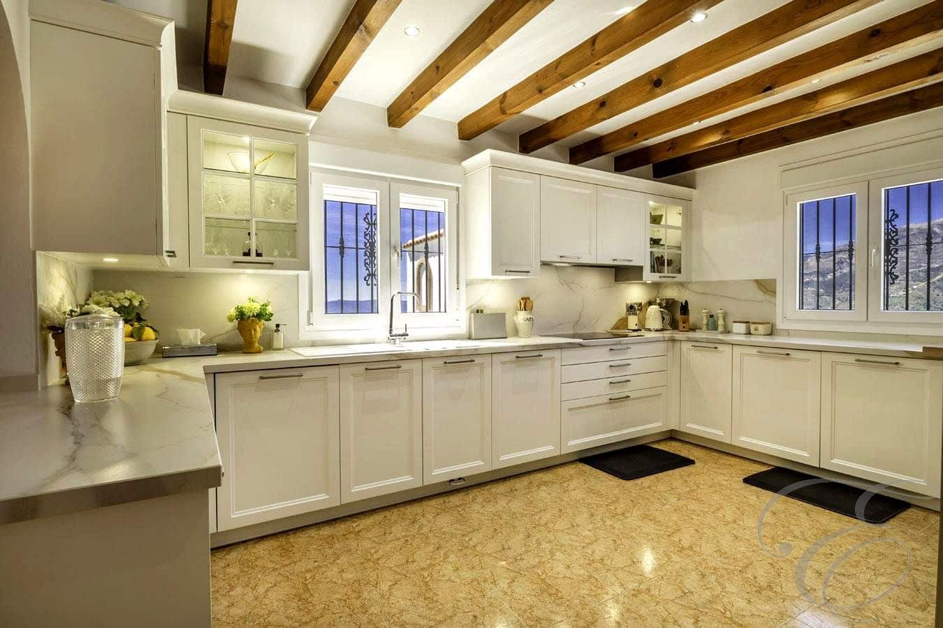 Chalet de 4 habitaciones en Canillas de Albaida en venta con piscina garaje - 1.200.000 € (Ref: 9238735)