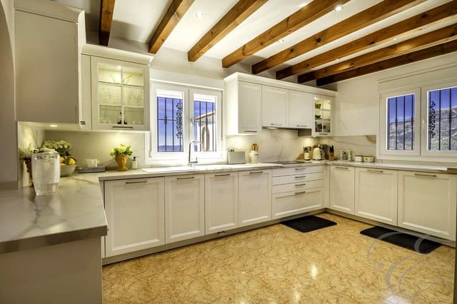 Chalet de 4 habitaciones en Canillas de Albaida en venta con piscina garaje - 1.200.000 € (Ref: 9238735)