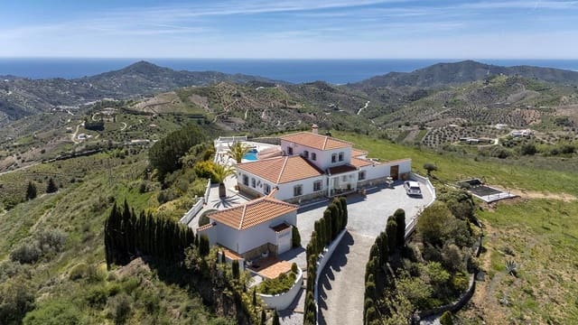 Chalet de 4 habitaciones en Canillas de Albaida en venta con piscina garaje - 1.200.000 € (Ref: 9238735)