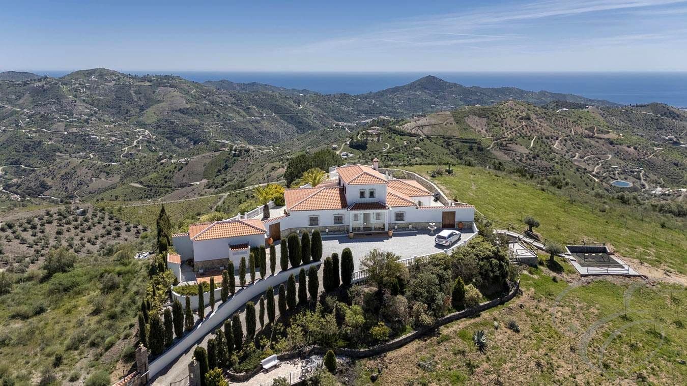 Chalet de 4 habitaciones en Canillas de Albaida en venta con piscina garaje - 1.200.000 € (Ref: 9238735)