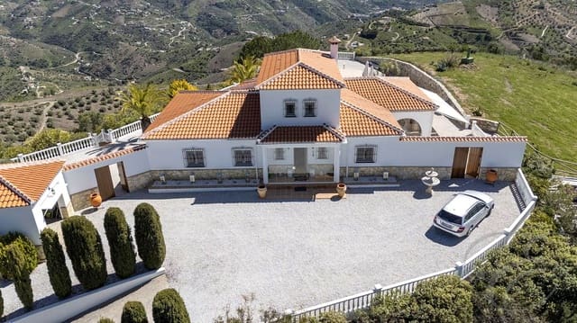 Chalet de 4 habitaciones en Canillas de Albaida en venta con piscina garaje - 1.200.000 € (Ref: 9238735)