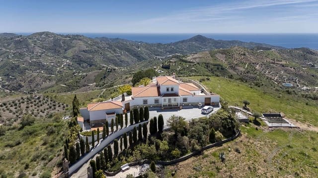 Chalet de 4 habitaciones en Canillas de Albaida en venta con piscina garaje - 1.200.000 € (Ref: 9238735)