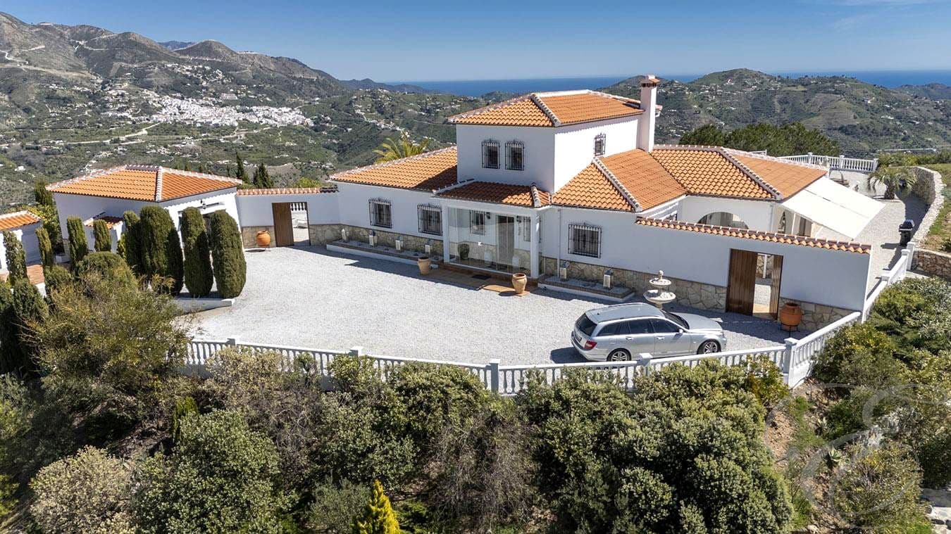 Chalet de 4 habitaciones en Canillas de Albaida en venta con piscina garaje - 1.200.000 € (Ref: 9238735)